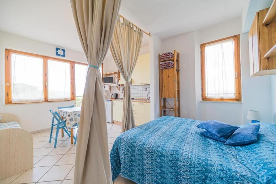Bed, Kitchen or kitchenette, Photo of the whole room, Dining area, Bedroom
