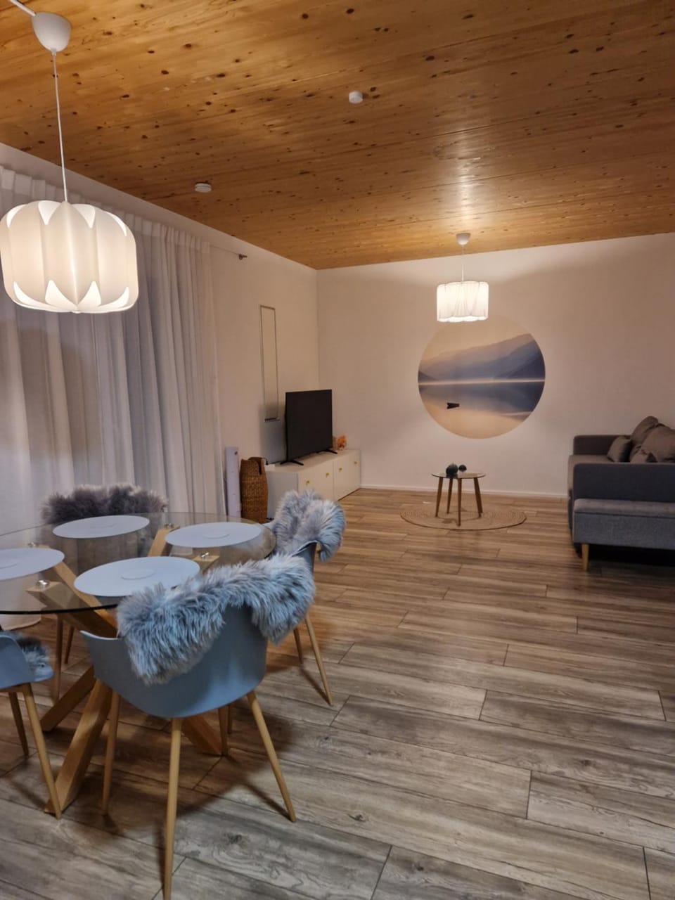 TV and multimedia, Living room, Seating area, Dining area