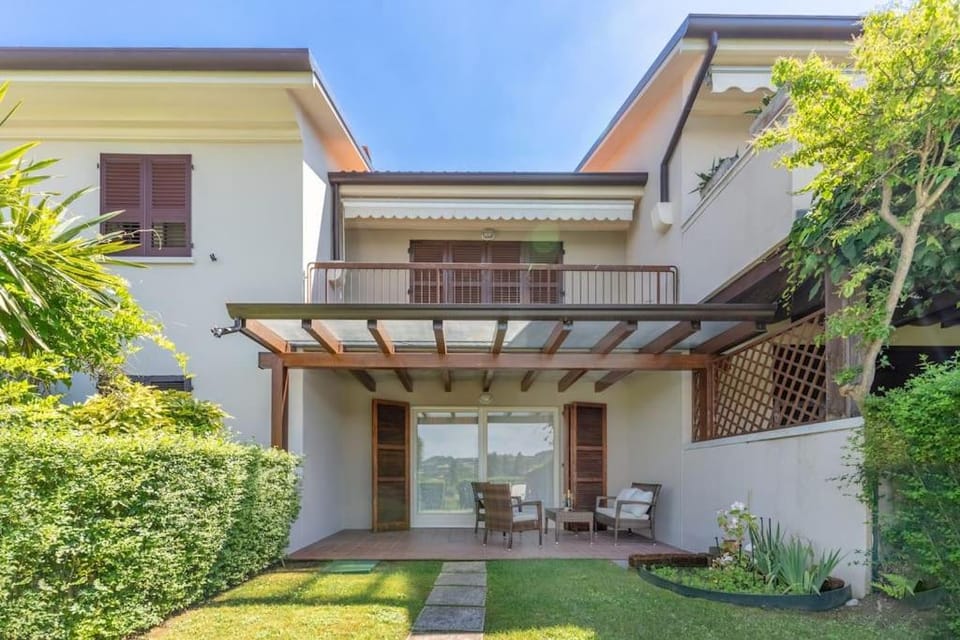 Property building, Patio, Spring, Day, Garden, View (from property/room), Balcony/Terrace, Garden view