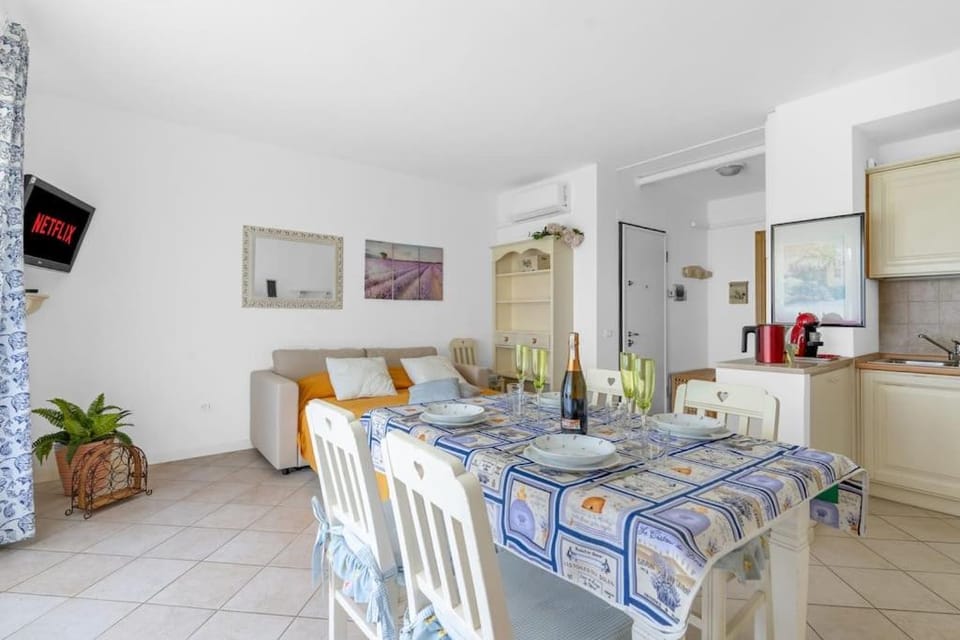 TV and multimedia, Kitchen or kitchenette, Living room, Seating area, Dining area