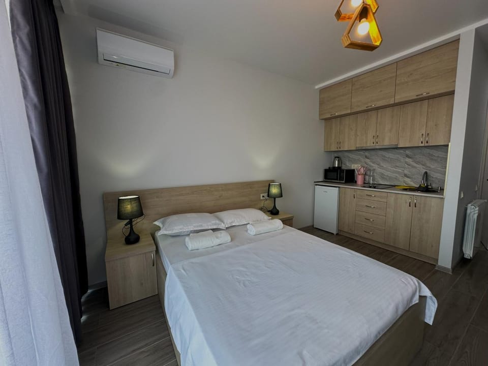 Bed, Bathroom, Balcony/Terrace, Balcony/Terrace, Kitchen or kitchenette, Photo of the whole room, Beach, Beach, Bedroom, Alcoholic drinks, Alcoholic drinks, minibar, towels, wardrobe, air conditioner
