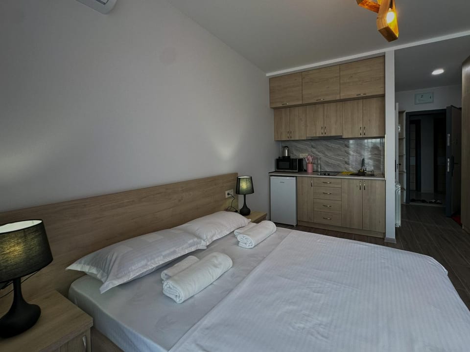 Bed, Kitchen or kitchenette, Photo of the whole room, Bedroom, minibar, towels