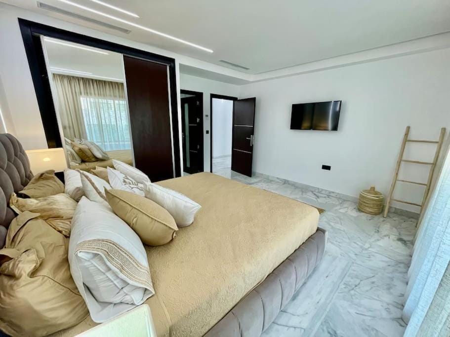 Bed, TV and multimedia, Photo of the whole room, Bedroom