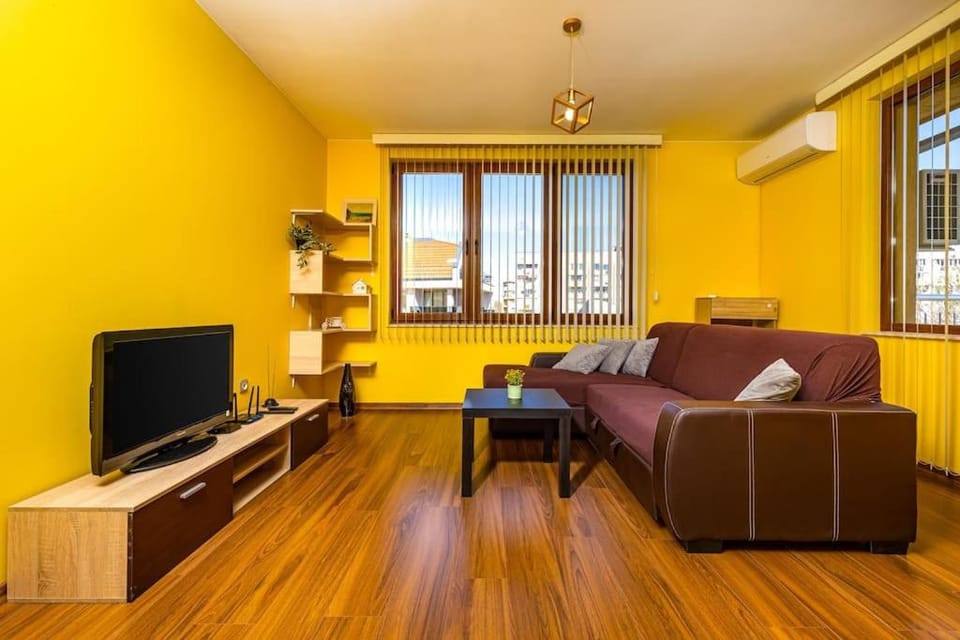 Communal lounge/ TV room, TV and multimedia, Living room, Seating area, Evening entertainment, air conditioner