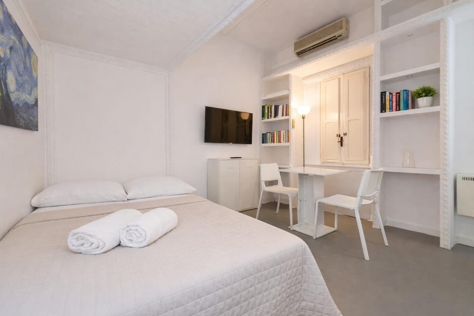Bed, TV and multimedia, Living room, air conditioner