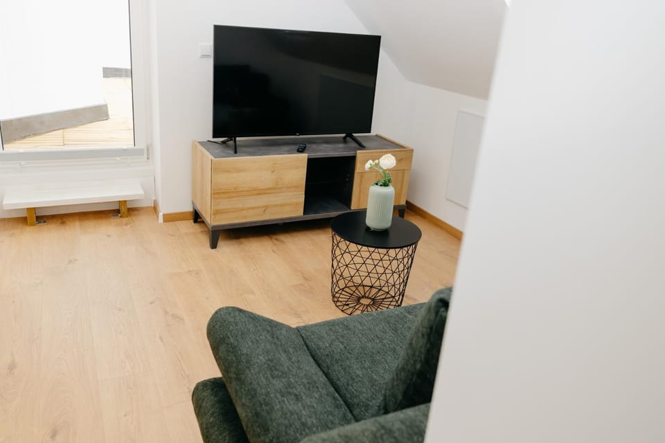 Communal lounge/ TV room, TV and multimedia, Living room, Seating area, Evening entertainment