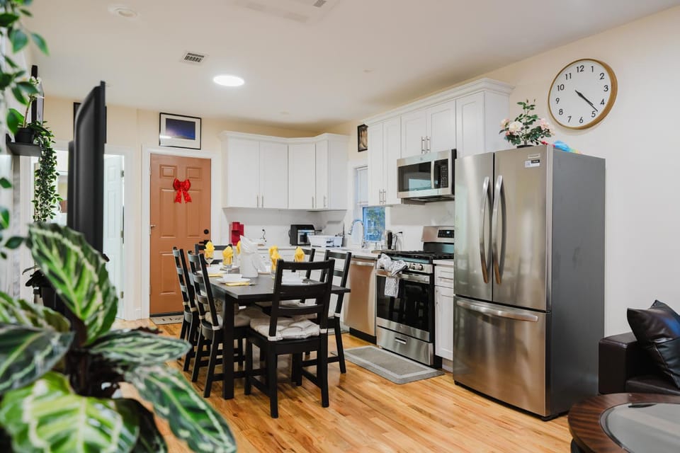 Pristine 5BR Milton Apt - Free Parking, Balcony, AC & TV 142 Apartment in Milton