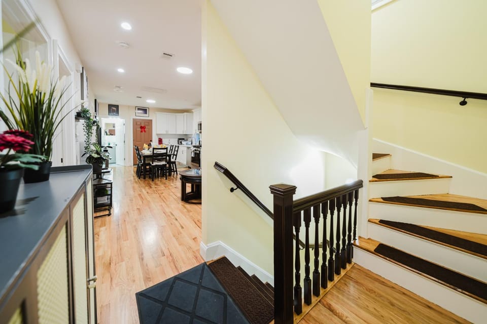 Pristine 5BR Milton Apt - Free Parking, Balcony, AC & TV 142 Apartment in Milton