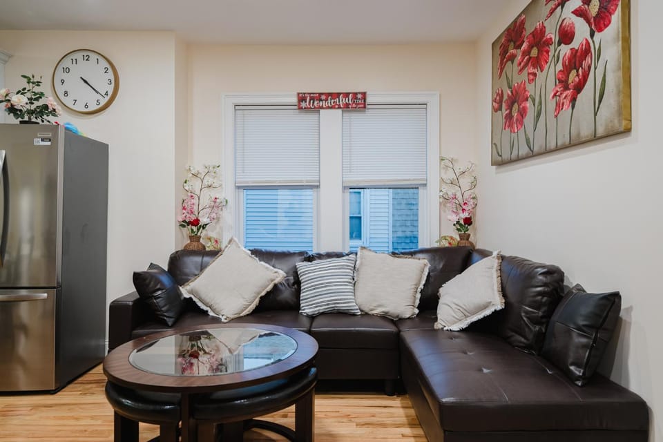 Pristine 5BR Milton Apt - Free Parking, Balcony, AC & TV 142 Apartment in Milton