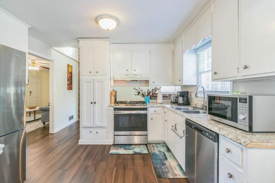 5 bedrooms with large fenced yard House in Marietta