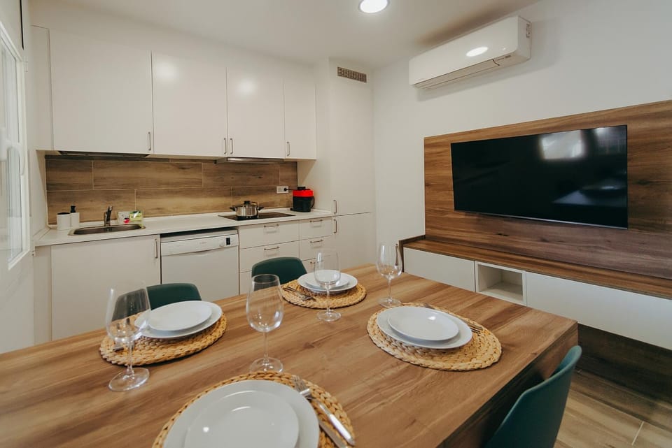 Kitchen or kitchenette, Dining area, air conditioner