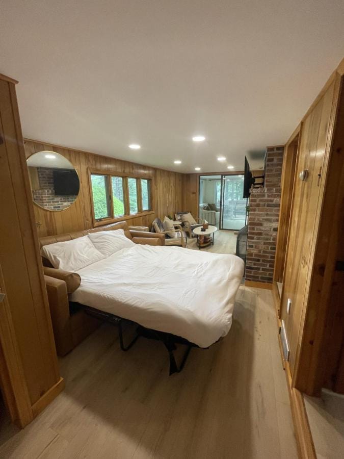 Bed, Living room