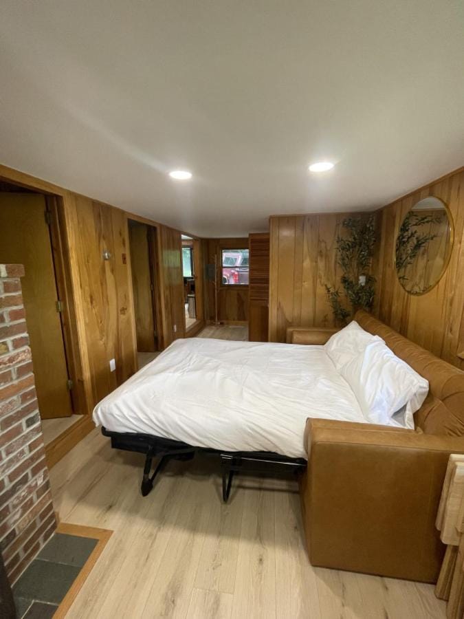 Bed, Living room