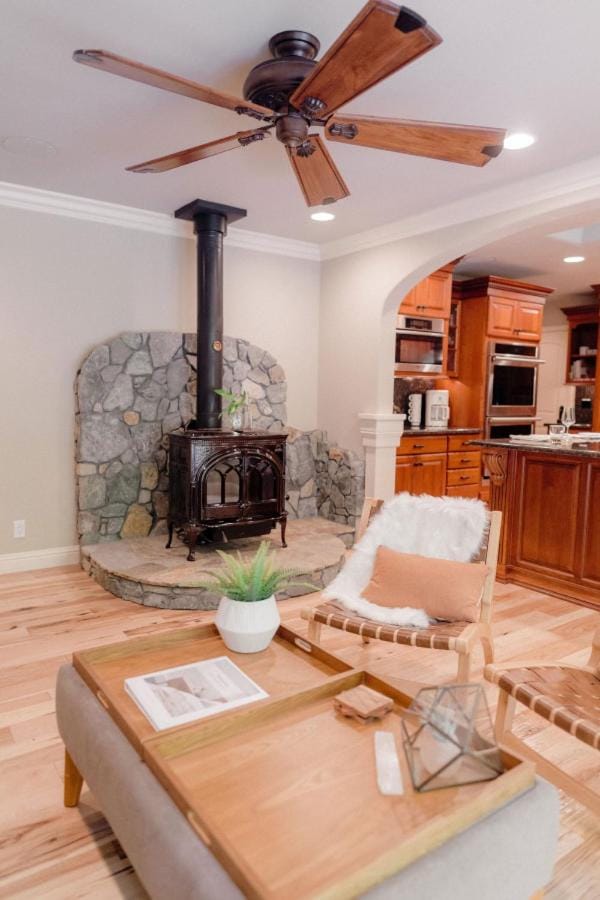 Kitchen or kitchenette, Seating area, fireplace