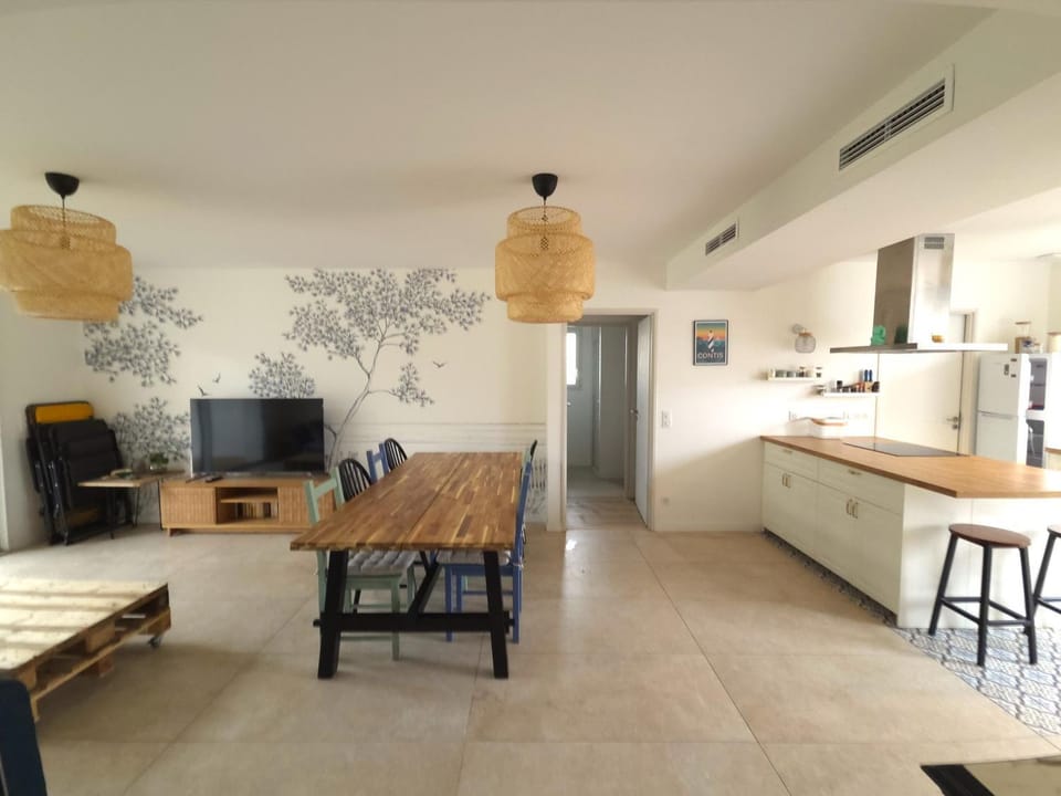Living room, Dining area, internet, stove