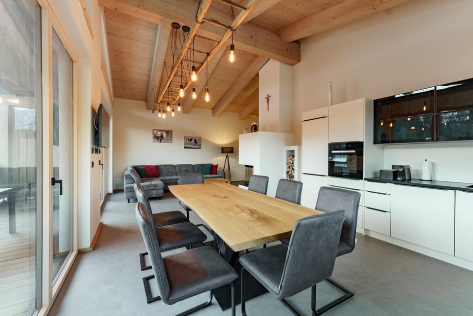 Kitchen or kitchenette, Living room, Seating area, Dining area, oven, stove