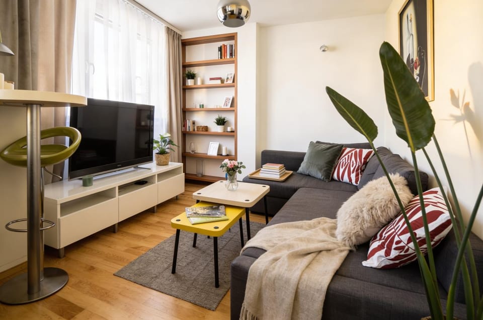 Communal lounge/ TV room, TV and multimedia, Living room, Seating area, Evening entertainment
