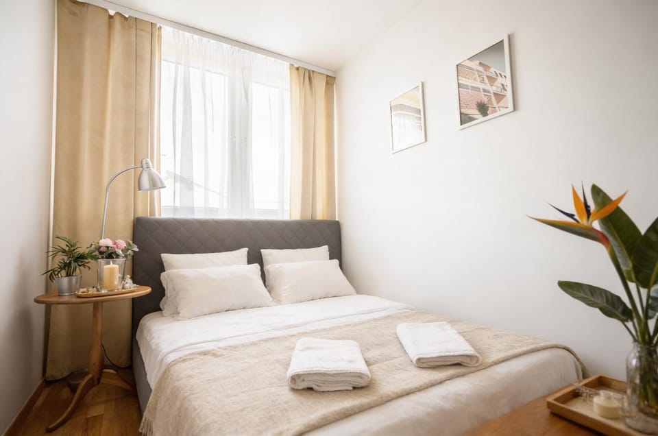 Bed, Photo of the whole room, Bedroom, towels