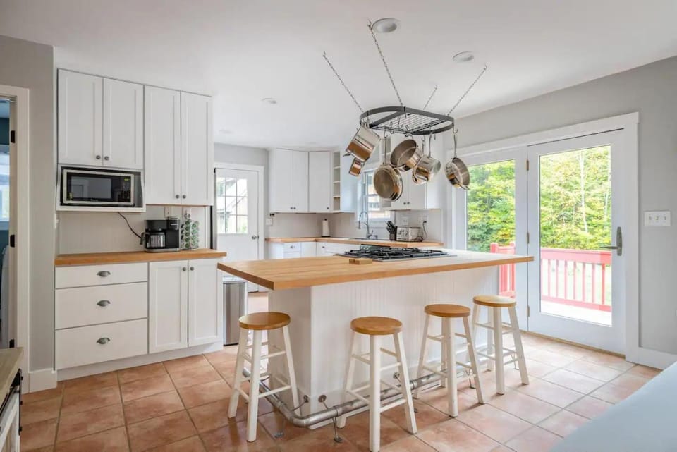 Coffee/tea facilities, Seating area, Sunrise, microwave, stove, kitchen