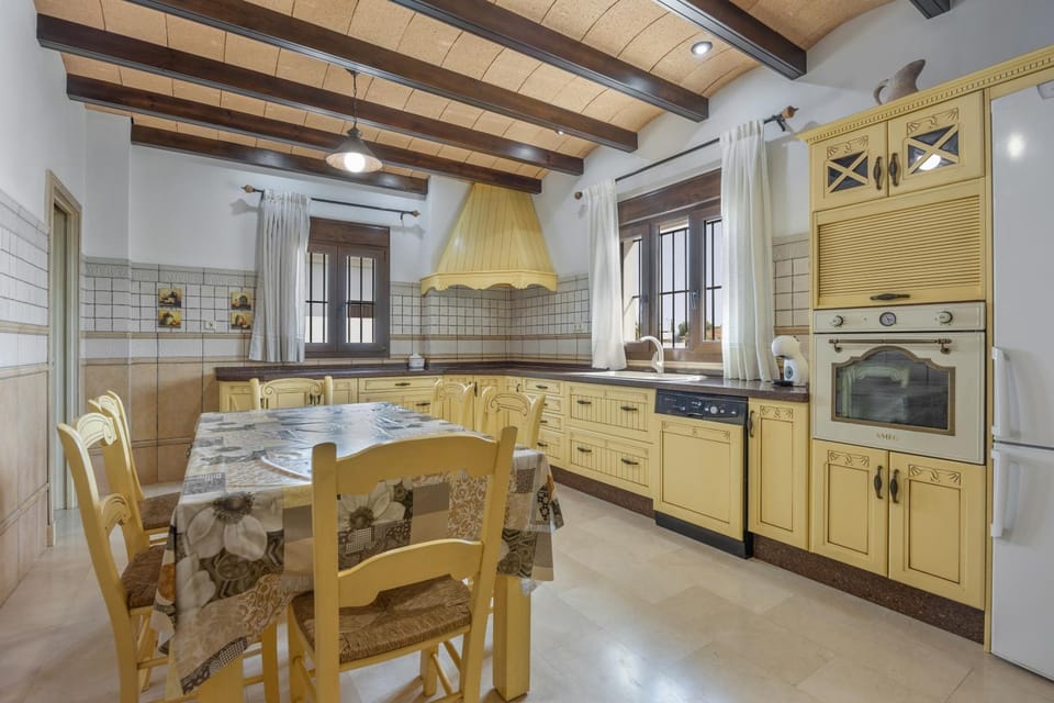 Property building, Kitchen or kitchenette, Living room