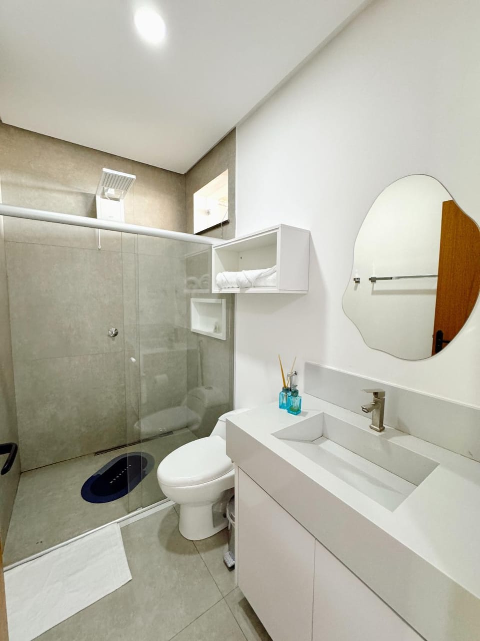Shower, Toilet, Bathroom, towels