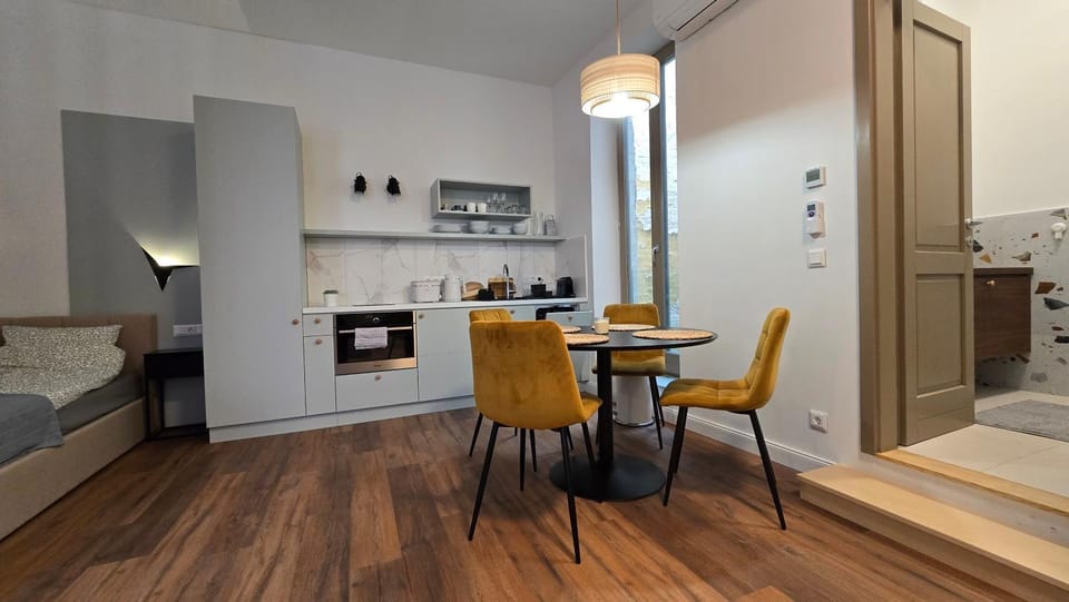 Kitchen or kitchenette, Dining area