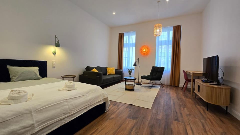 Bed, TV and multimedia, Photo of the whole room, Seating area, Bedroom