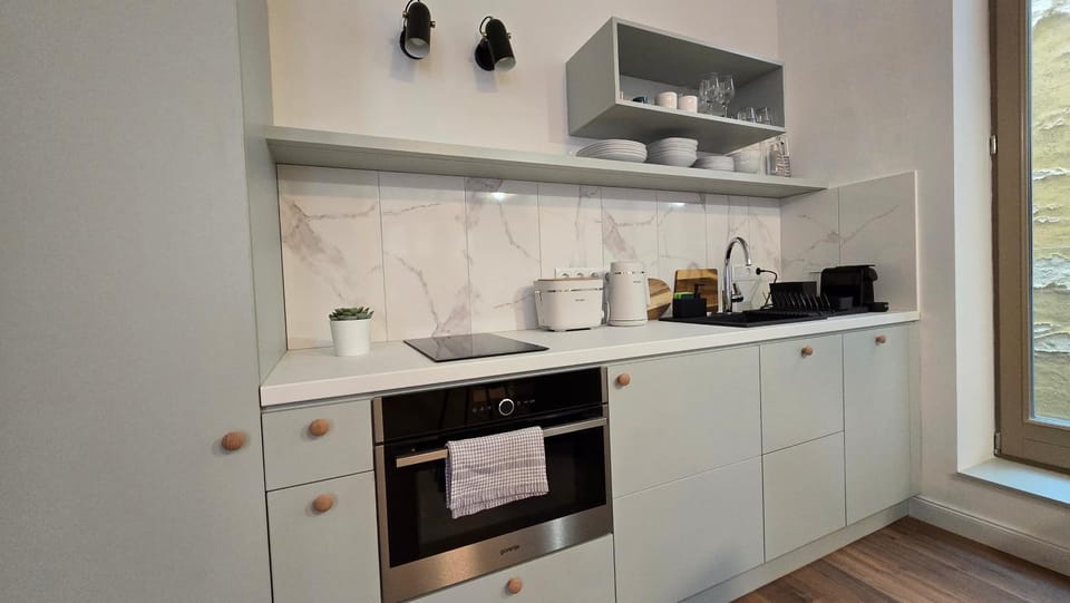 Coffee/tea facilities, Kitchen or kitchenette, stove, toaster