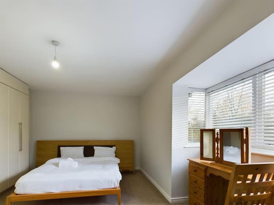 2BR off lively Lisburn Road Apartment in Belfast