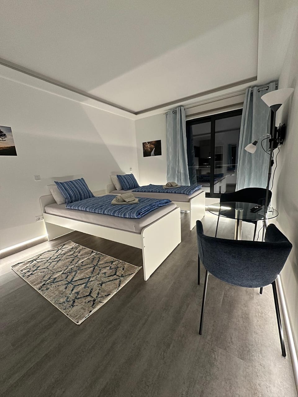 Bed, Living room, Photo of the whole room, Seating area