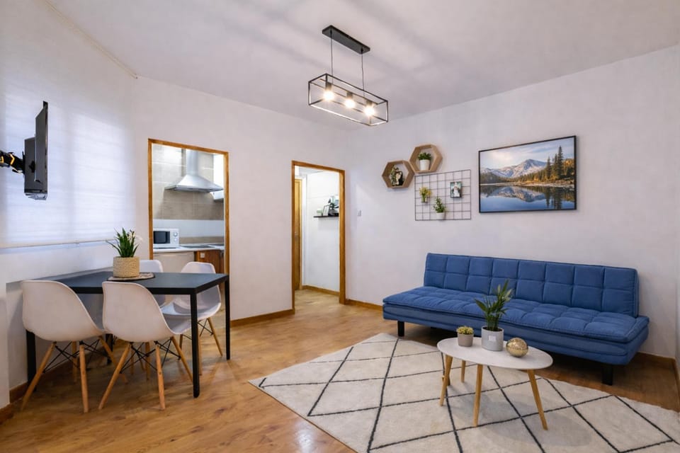 TV and multimedia, Kitchen or kitchenette, Living room, Seating area, Dining area