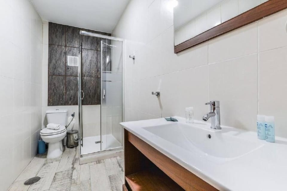 Shower, Toilet, Bathroom, towels