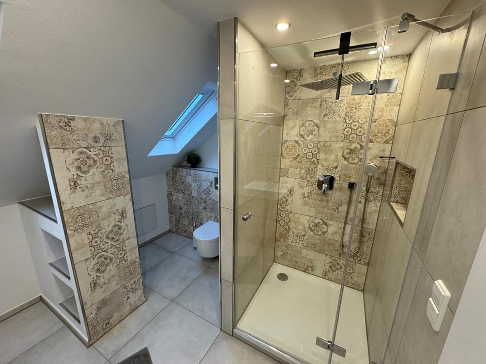 Shower, Toilet, Bathroom, towels