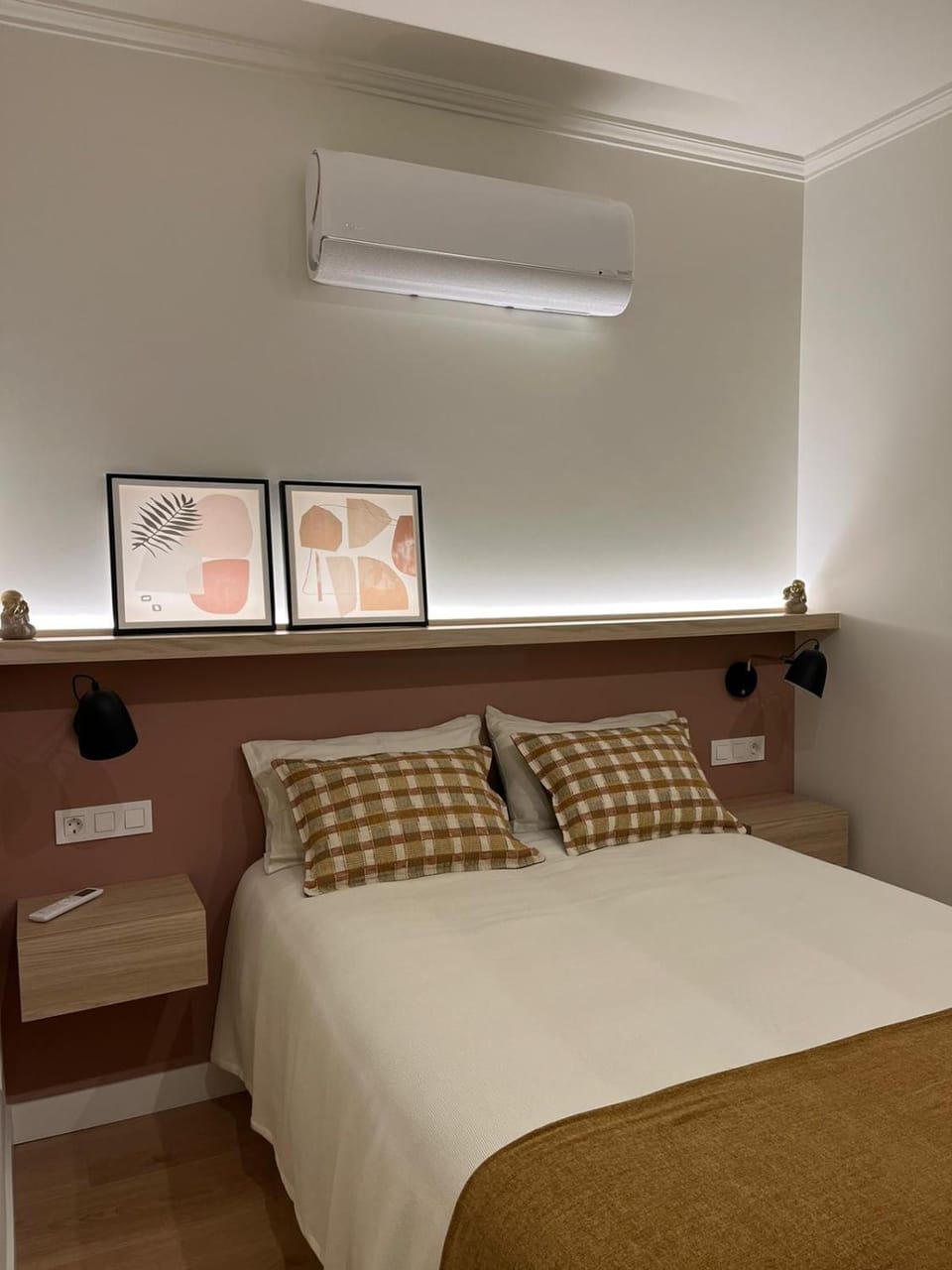 Bed, Bedroom, air conditioner