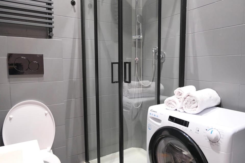 Shower, Toilet, Bathroom, towels, washing machine