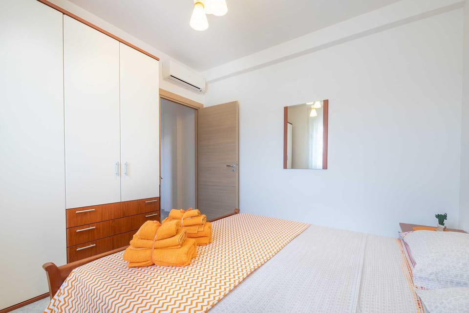 Photo of the whole room, Bedroom, wardrobe