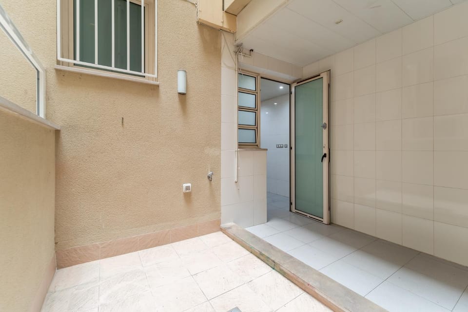Near Ramblas flat with 3 Room, 2 full Bathrooms-Min 32 days Apartment in Barcelona