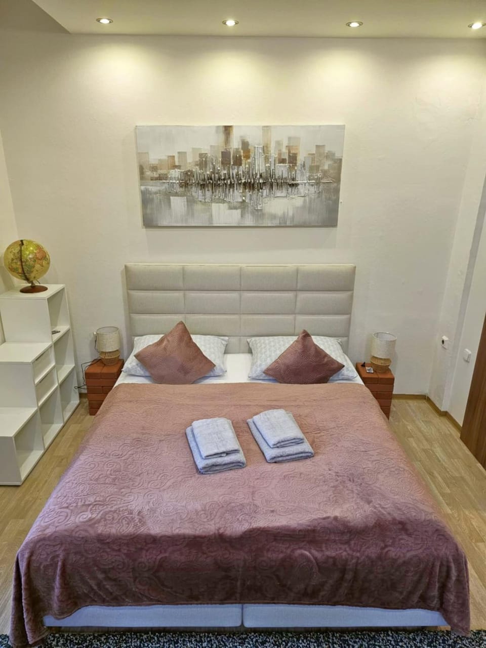 Bed, Bedroom, towels