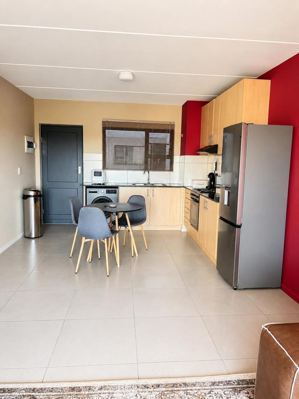 Kitchen or kitchenette, Seating area, stove