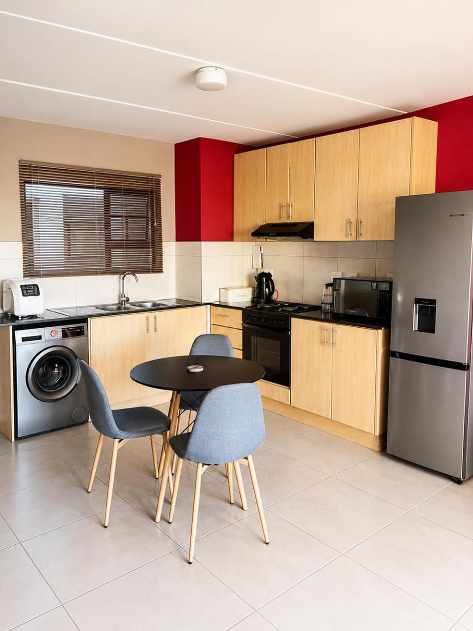 Coffee/tea facilities, Kitchen or kitchenette, Seating area, Dining area, oven, stove