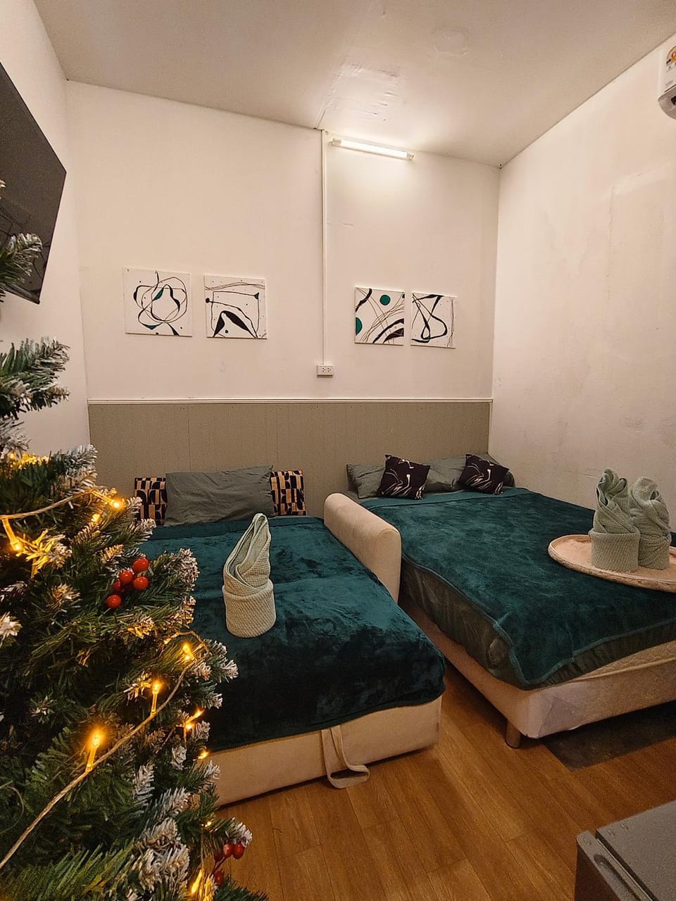 Bed, Living room, Photo of the whole room, Seating area, Bedroom