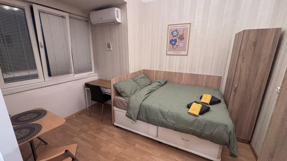 Bed, towels