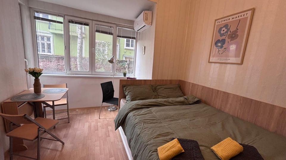 Bed, Seating area, air conditioner