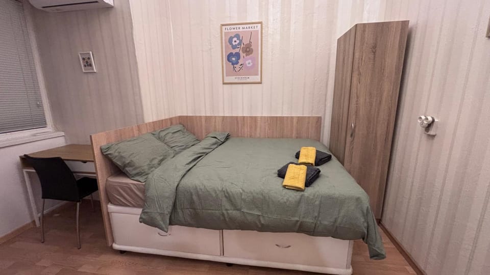 Bedroom, towels