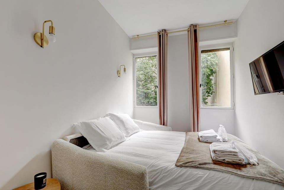 Bed, TV and multimedia, towels