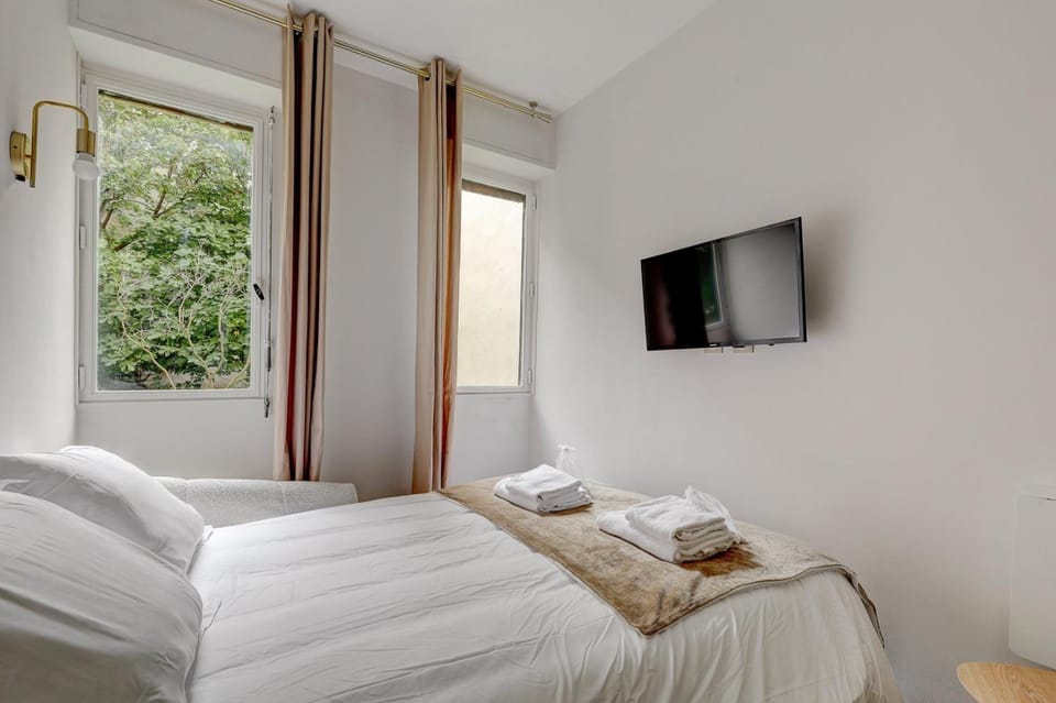 Bed, TV and multimedia, towels