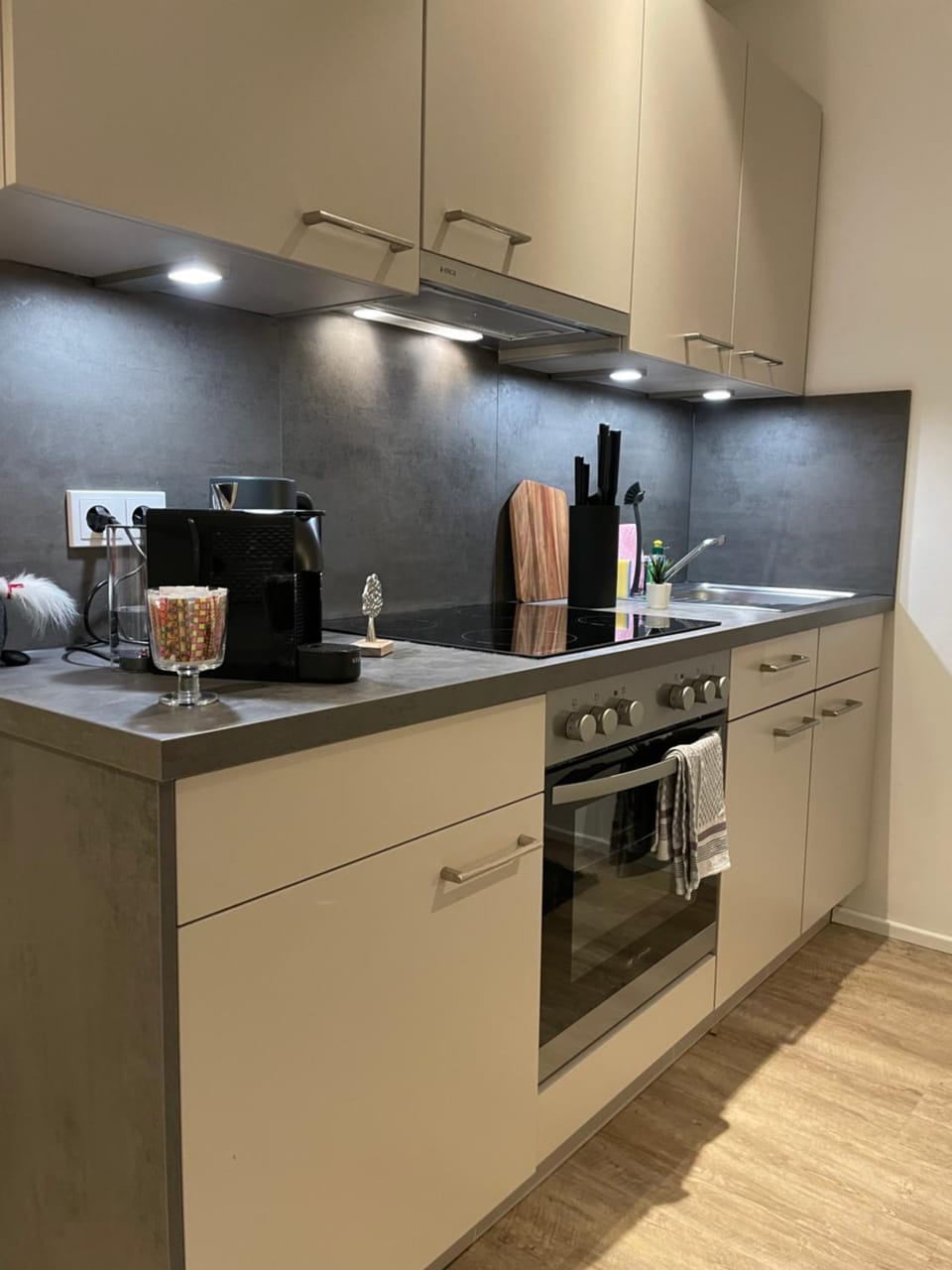 Coffee/tea facilities, Kitchen or kitchenette, stove