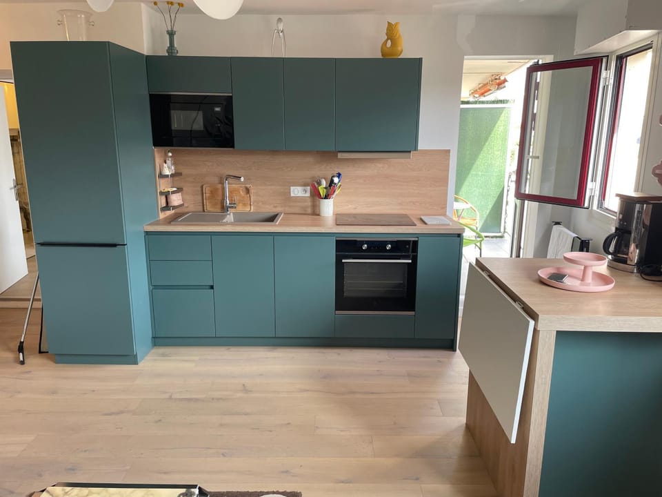 Kitchen or kitchenette, dishwasher, oven, toaster