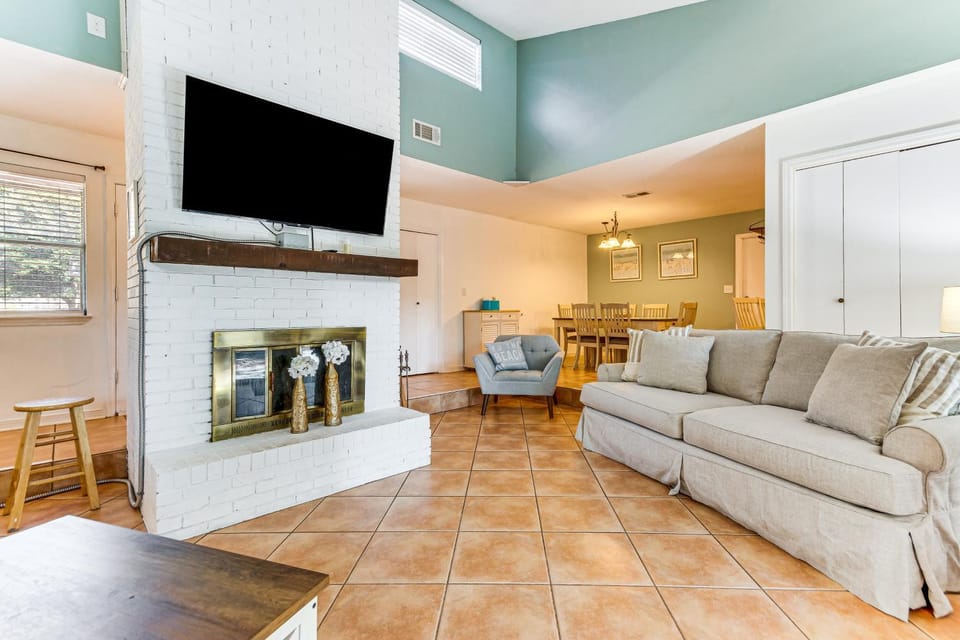 Near Top Beaches: Gulf Breeze Oasis w/ Grill Villa in Pensacola Beach