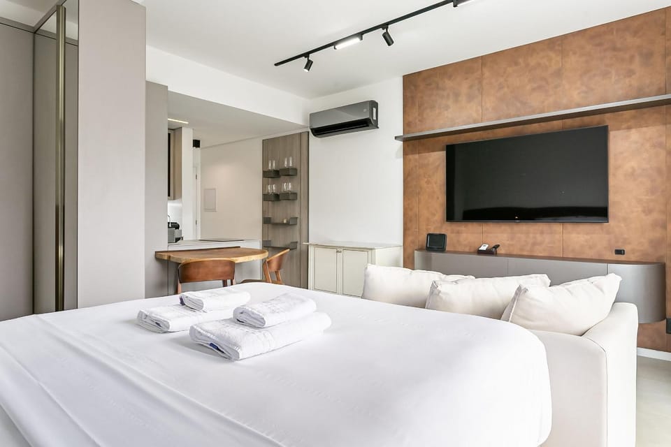 Bed, TV and multimedia, Photo of the whole room, Bedroom, towels, wardrobe, air conditioner